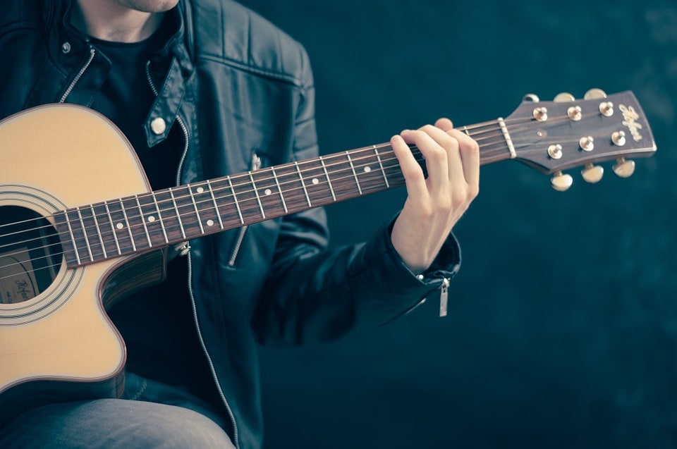 Comment choisir sa première guitare acoustique ?
